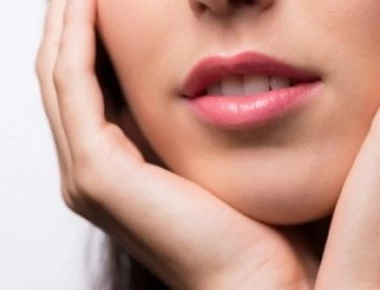 Χείλη σκασμένα από το κρύο: Δείτε τι μπορείτε να κάνετε